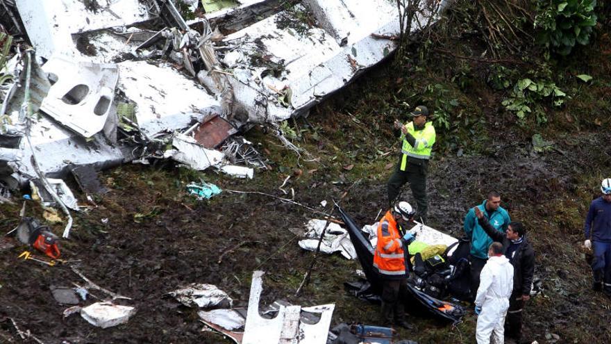 Miembros del equipo de rescate examinan los restos del avión en el que viajaba el Chapecoense hace un año