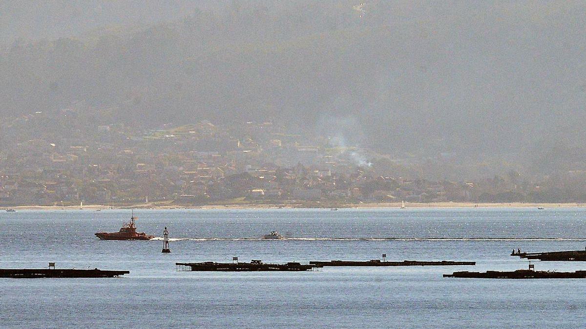 La “Salvamar Mirach” remolca el yate en dirección al puerto deportivo de Moaña.   | // GONZALO NÚÑEZ
