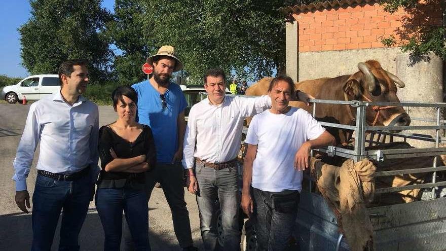 Laxe (en el centro, de azul), con el conselleiro Román Rodríguez y otros miembros del equipo.