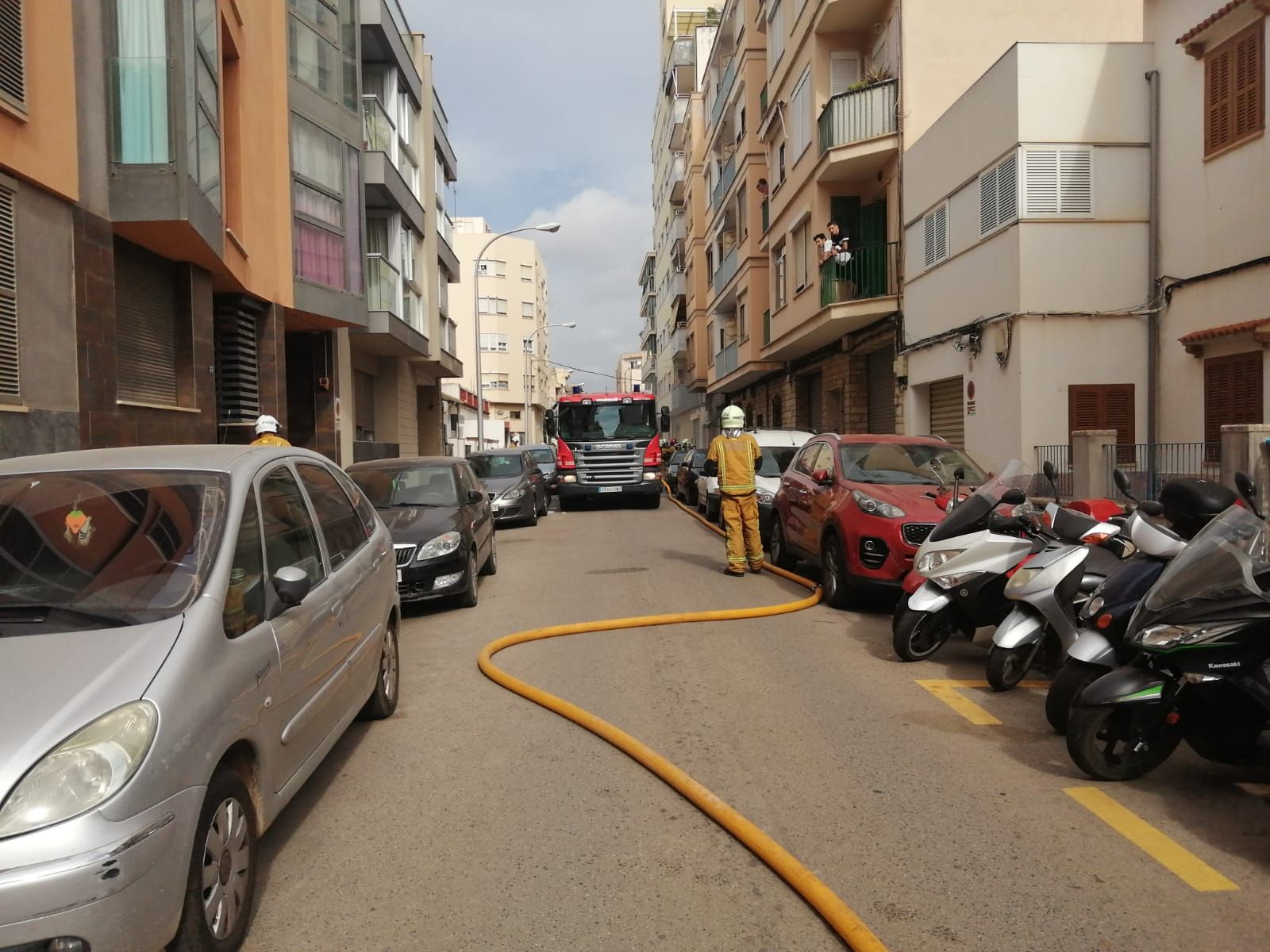 Un hombre herido en el incendio en un garaje en Palma