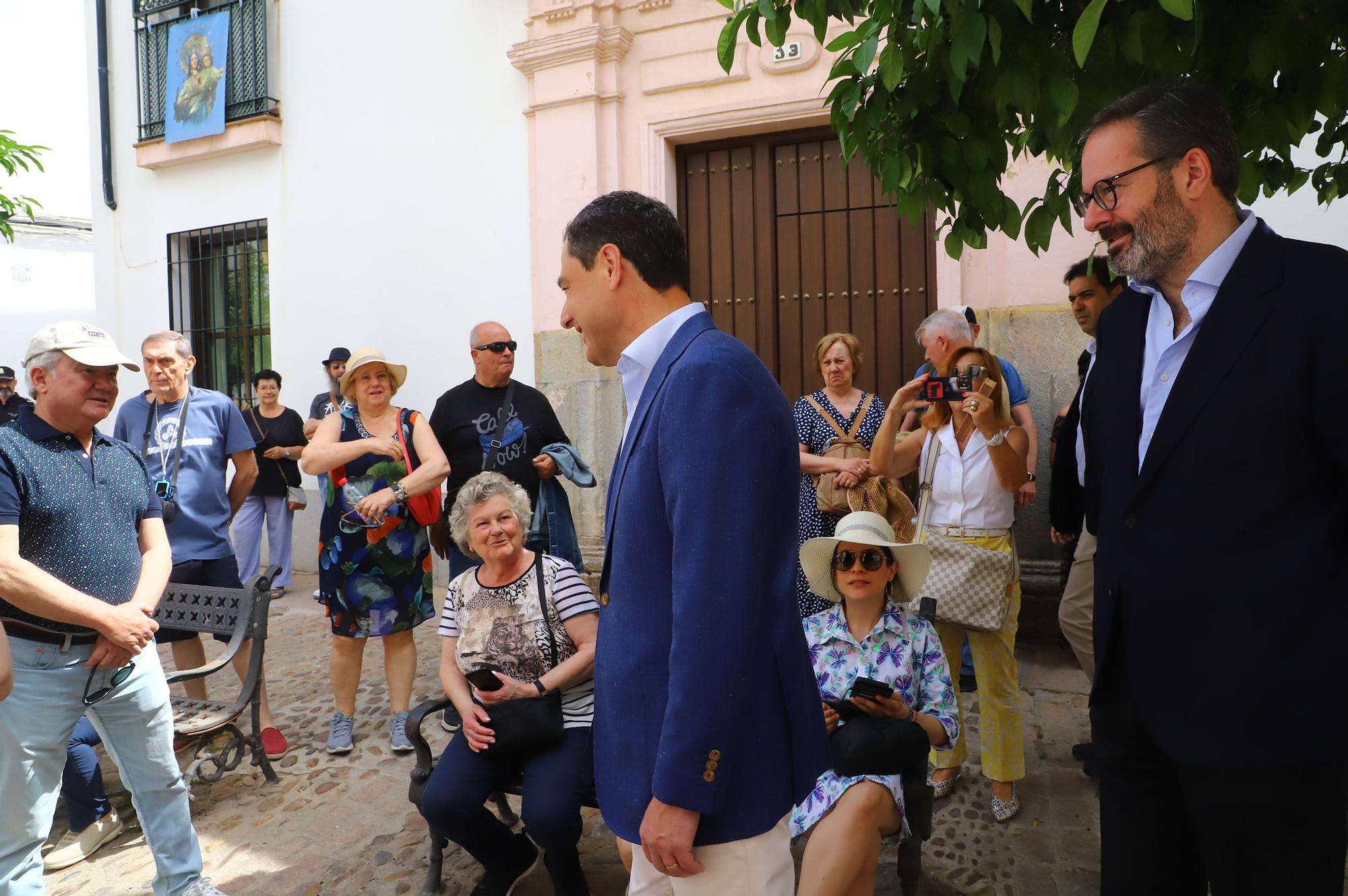 Juanma Moreno visita los Patios de Córdoba