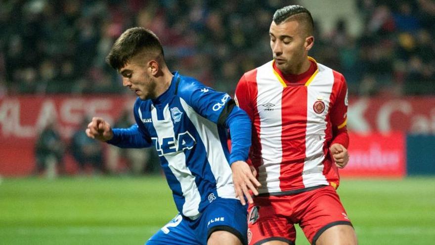 Borja García intenta quitar el balón al defensa del Alavés Martín.