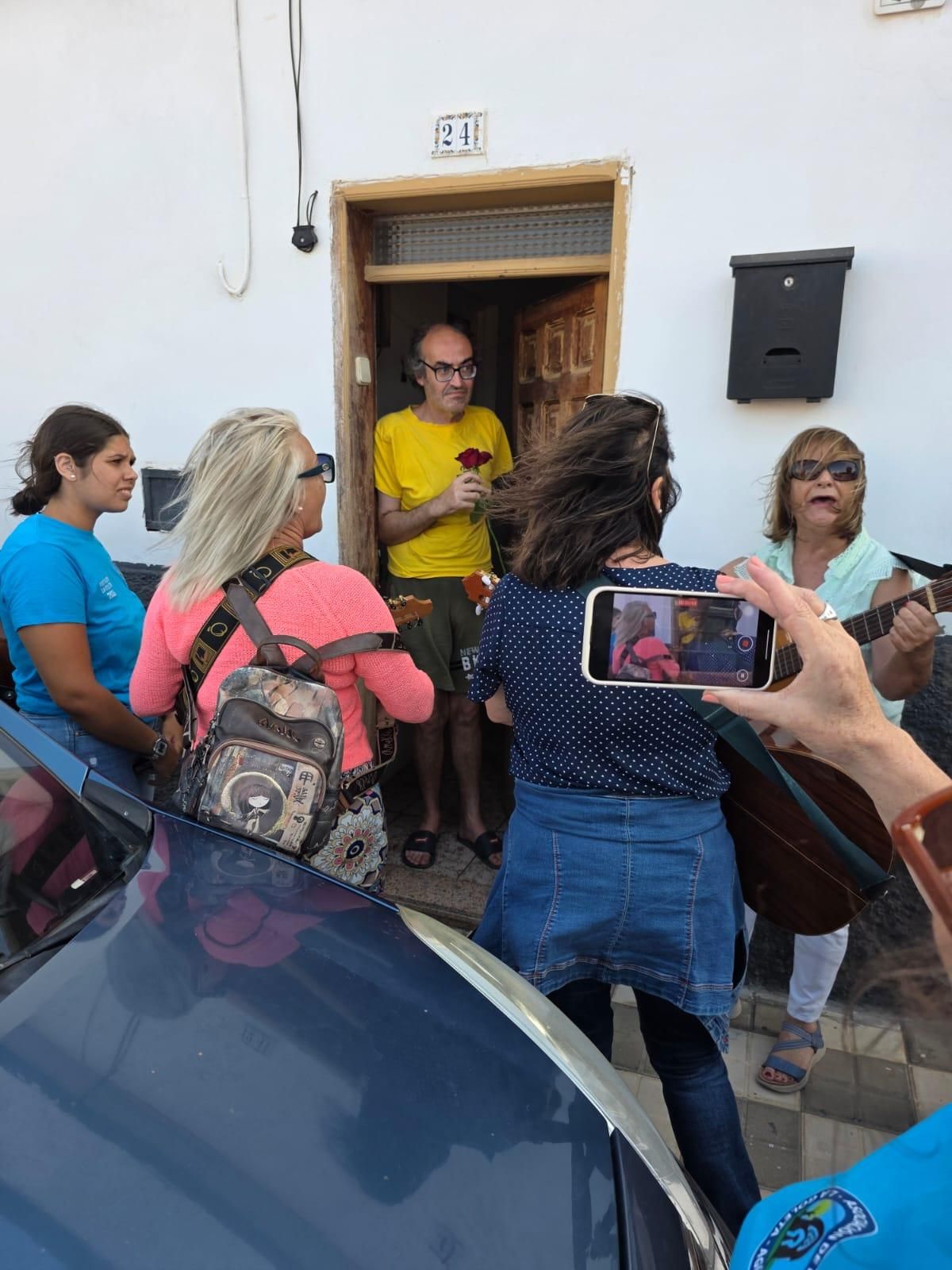 El carnicero más solidario  lleva alegría a mayores y enfermos