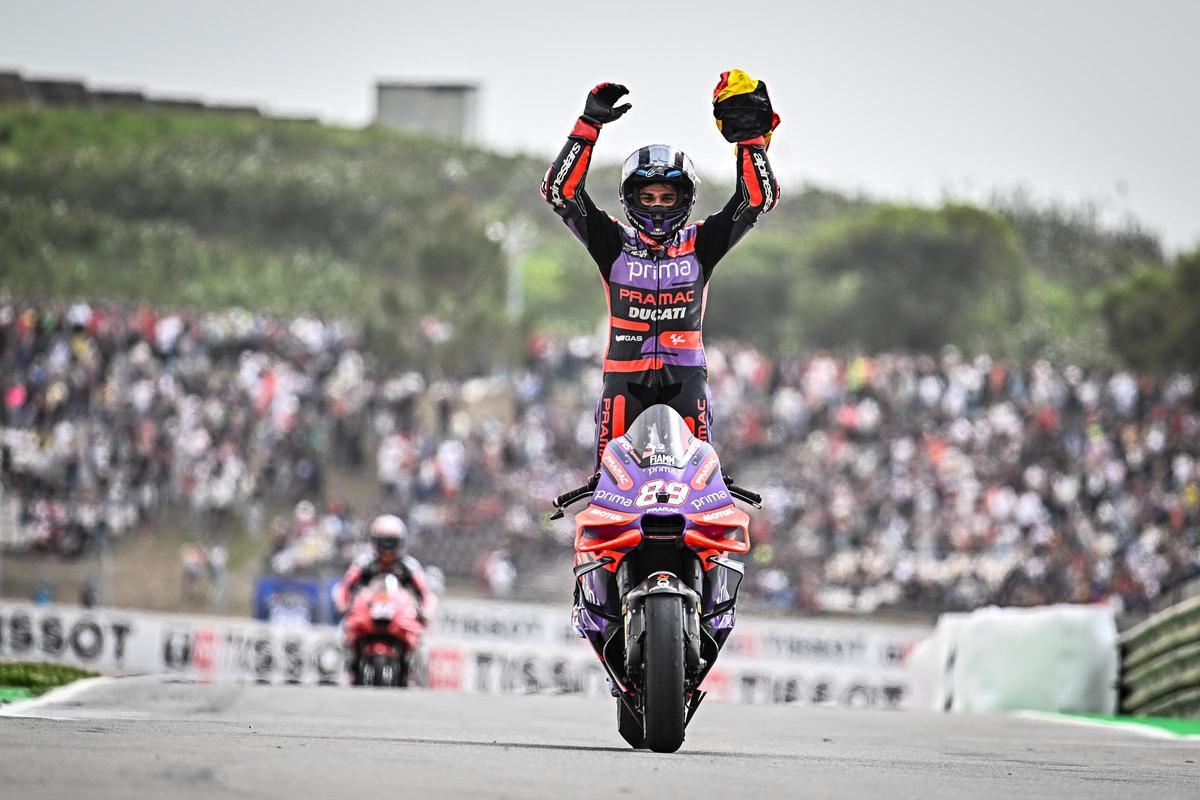 Jorge Martín, piloto del Prima Pramac Racing (Ducati), celebra su triunfo en Portimao (Portugal) en la segunda prueba de MotoGP 2024.