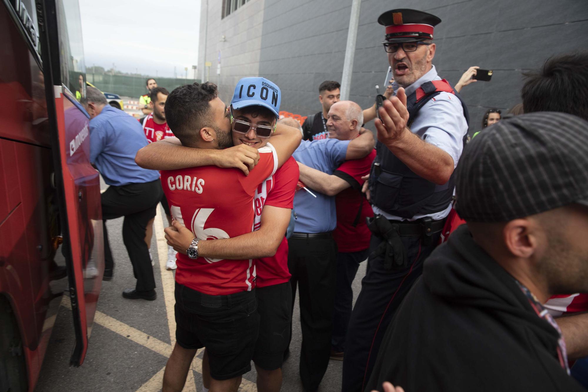 Els aficionats reben al Girona a l'aeroport