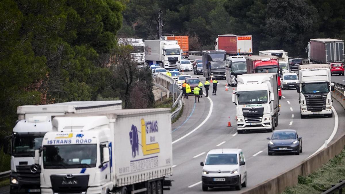 Bomberos alertan de "posible inestabilidad" en la AP-7 por el desprendimiento del muro que ha causado el accidente de tren de Gelida.