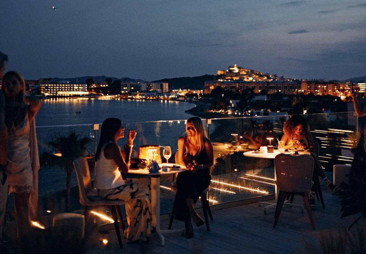 La apertura del ‘rooftop’ reunió a decenas de invitados. |