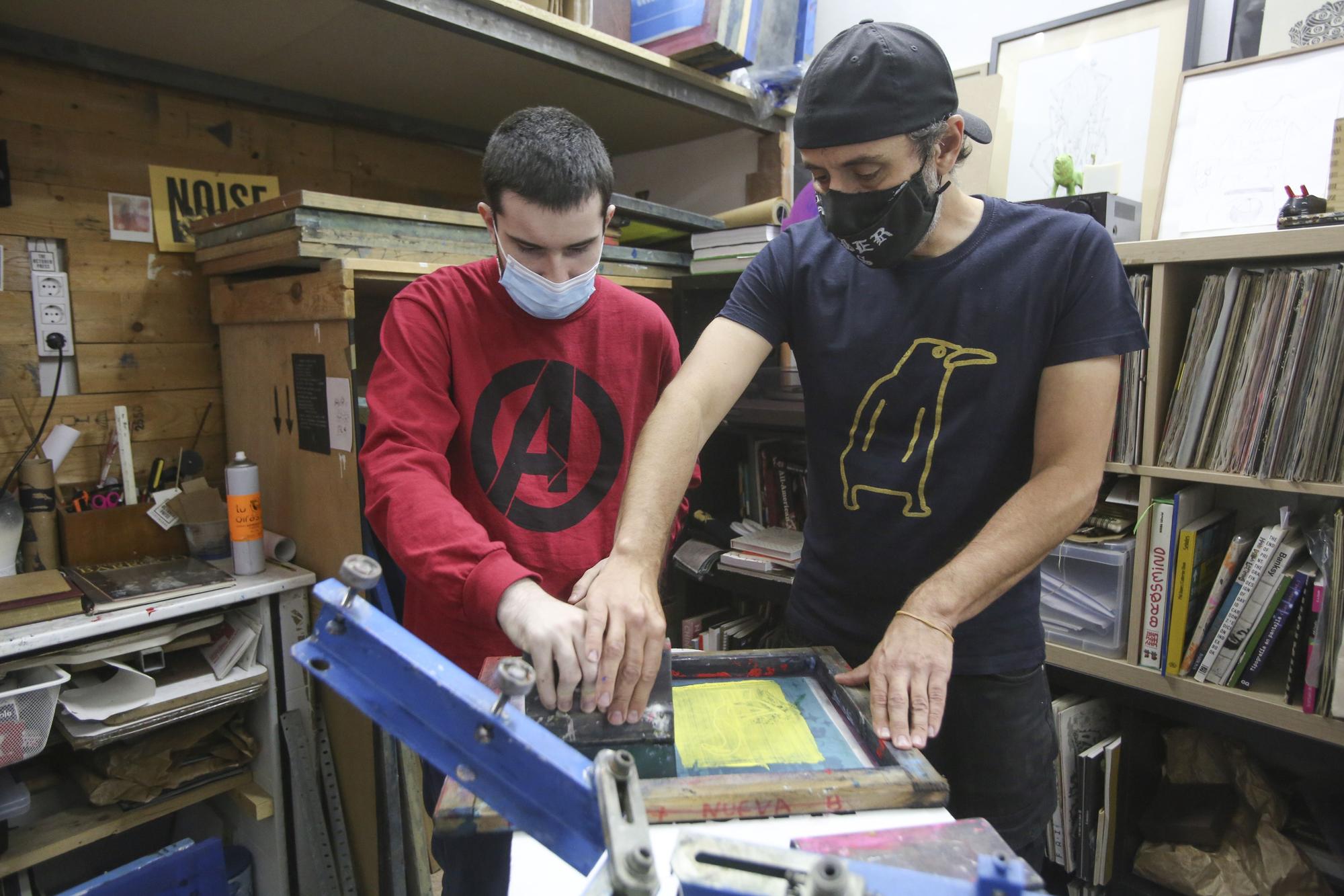 Una escuela gráfica de Alicante diseña una línea de camisetas con las ilustraciones de animales de Gonzalo, un joven con autismo