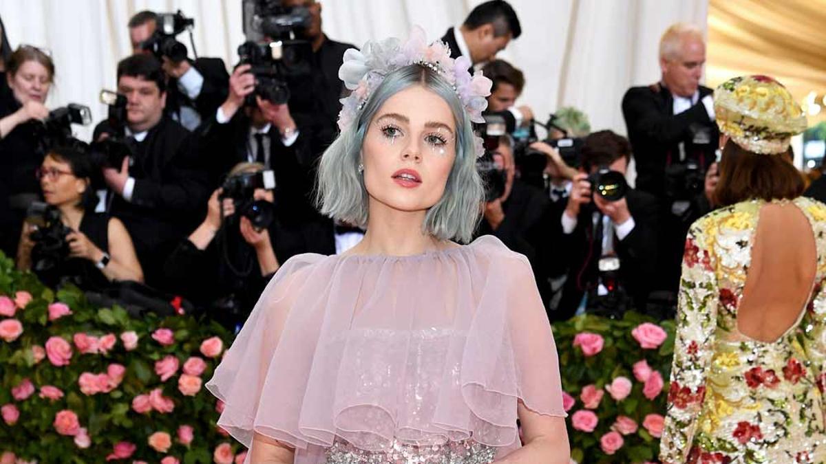 Lucy Boynton en la alfombra roja de la Met Gala 2019