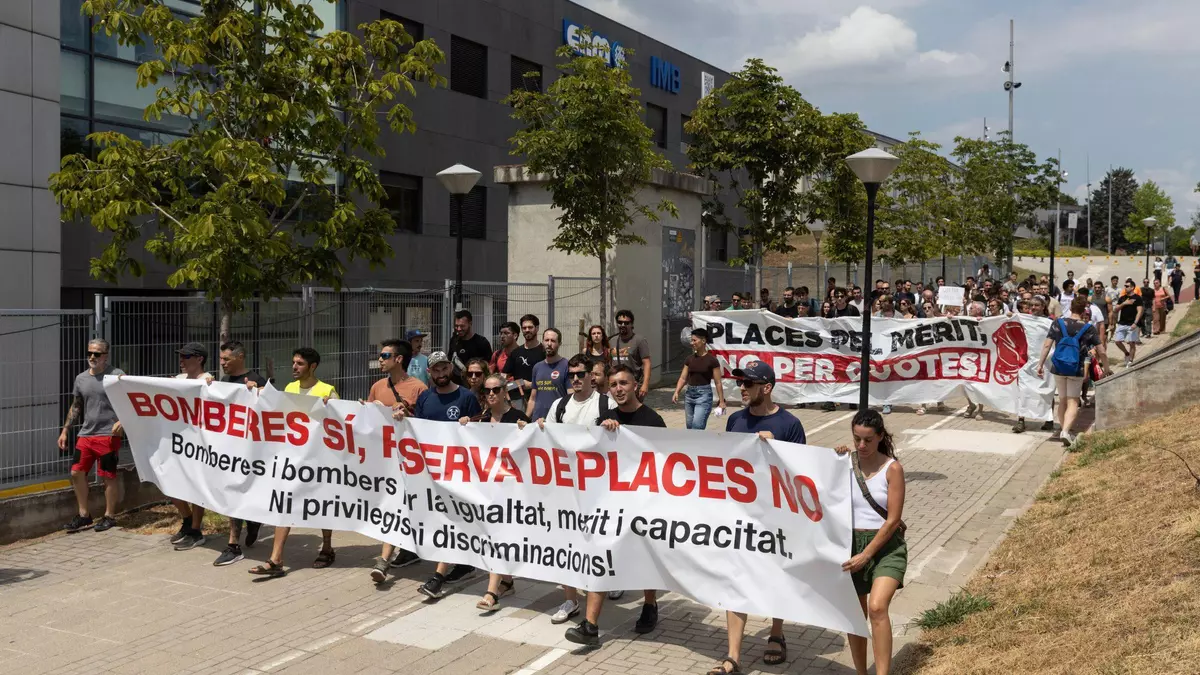 "Sin privilegios": Una protesta irrumpe en las oposiciones de Bombers contra la reserva de plazas femeninas