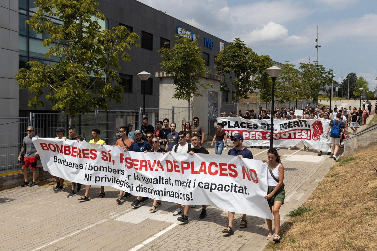 Manifestación contra el 40% de reservas por plazas en Bombers de la Generalitat