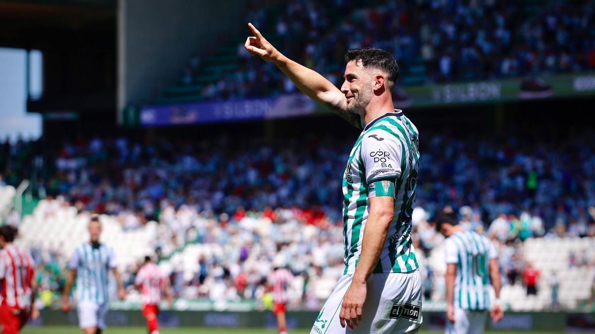 Durante la temporada pasada, Carlos Albarrán celebra su gol en el partido ante el Sporting de Gijón en El Arcángel.