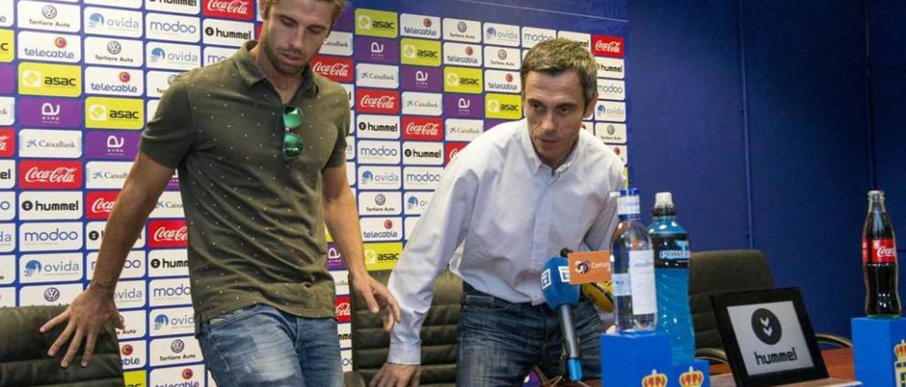 Héctor Verdés, a la izquierda, y Carmelo del Pozo, director deportivo del Oviedo, en el Tartiere.