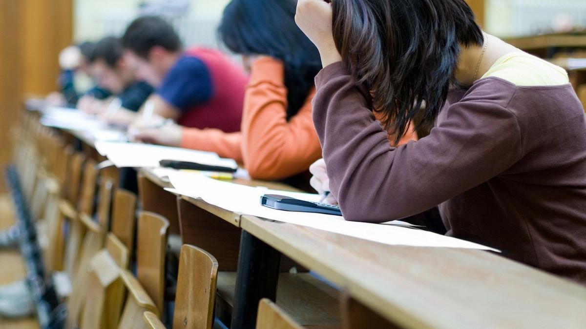 Un grupo de personas durante un examen