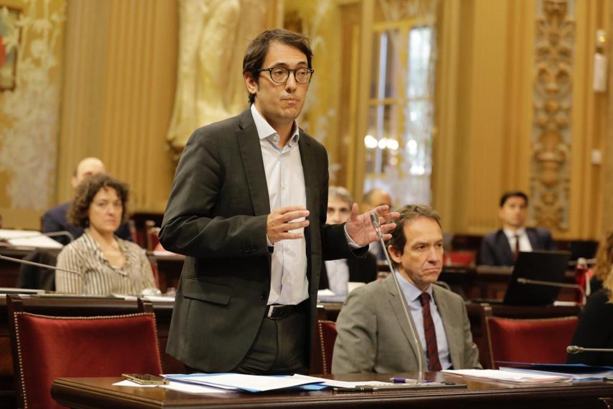 Iago Negueruela responde  a la presidenta Marga Prohens en el pleno del Parlament.