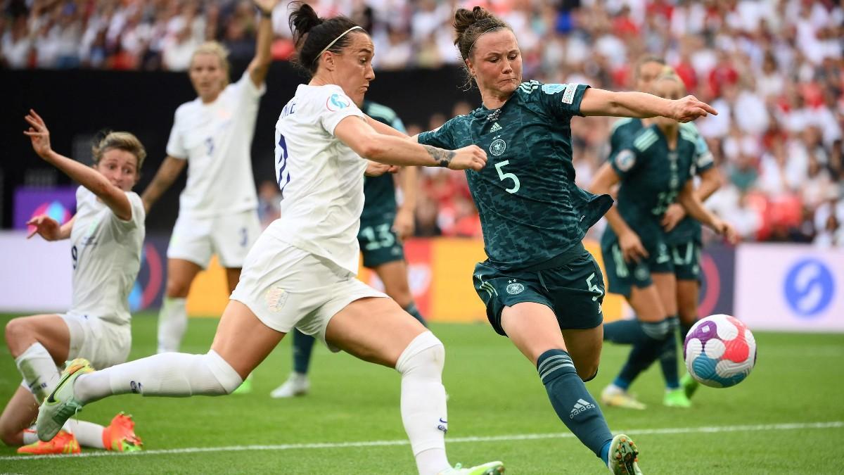 Lucy Bronze, en un lance de la final contra Alemania