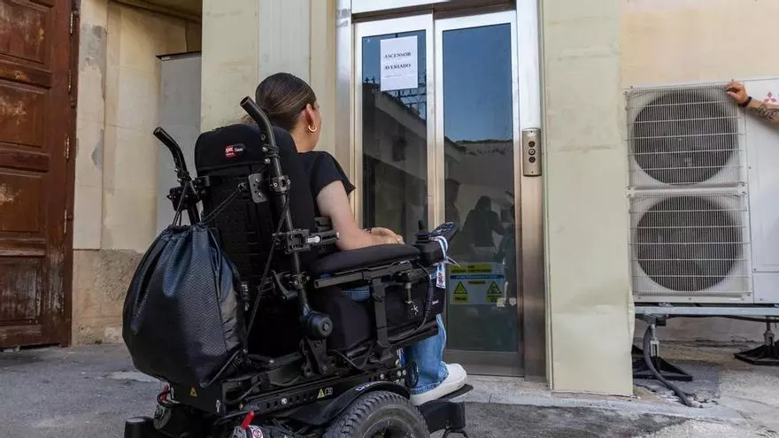 La avería del ascensor de la Plaza de Toros de Alicante deja fuera a los aficionados con discapacidad