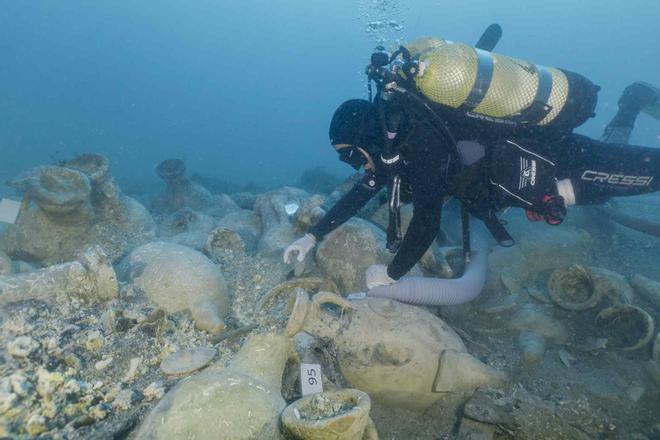 Recuperen àmfores amb peix de fa 2.000 anys al vaixell romà enfonsat a les illes Formigues