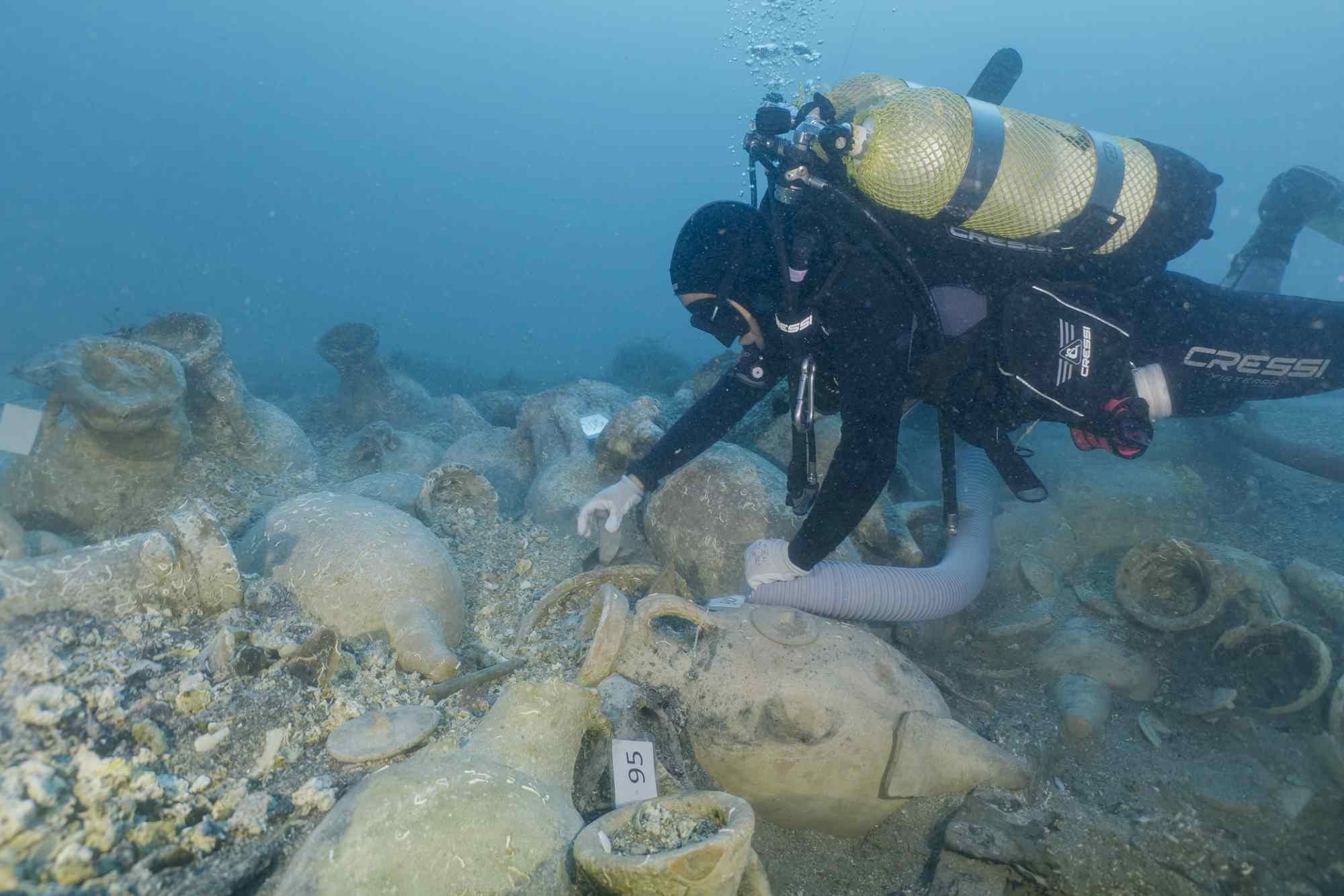 Recuperen àmfores amb peix de fa 2.000 anys al vaixell romà enfonsat a les illes Formigues