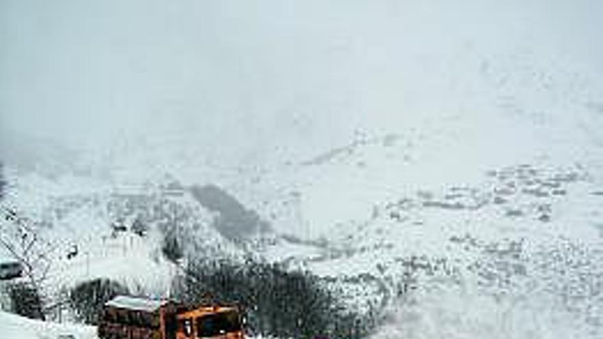 Oscar Feito retira nieve con una pala para permitir el paso de la quitanieves en Valle de Lago, Somiedo.