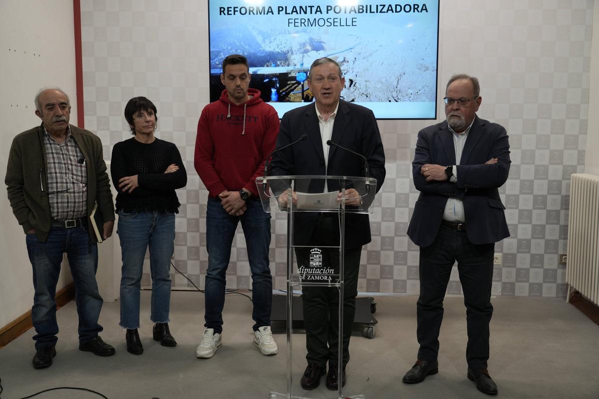 El presidente de la Diputación con los cuatro alcaldes de los municipios tras la reunión mantenida en Zamora.