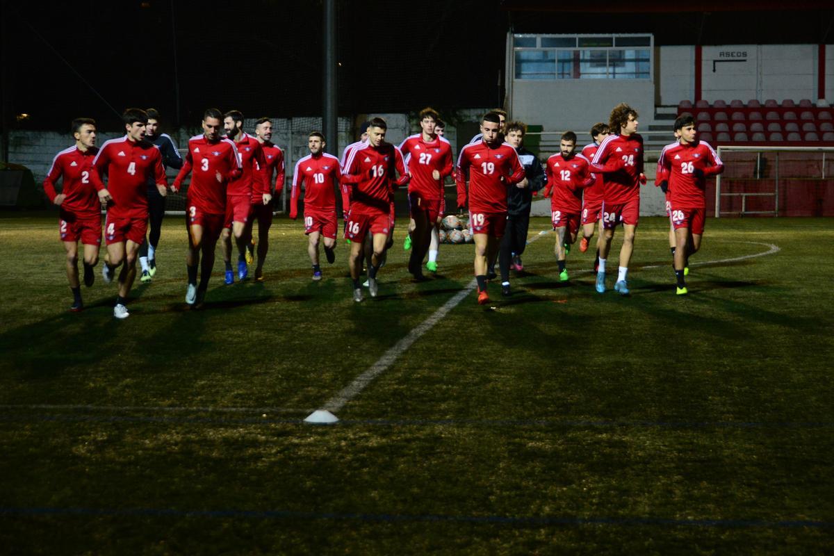 La plantilla del Alondras realizando ayer carrera en el primer entrenamiento de David Páez.