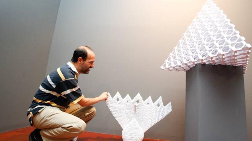 Origami que une humor surrealista y naturalismo