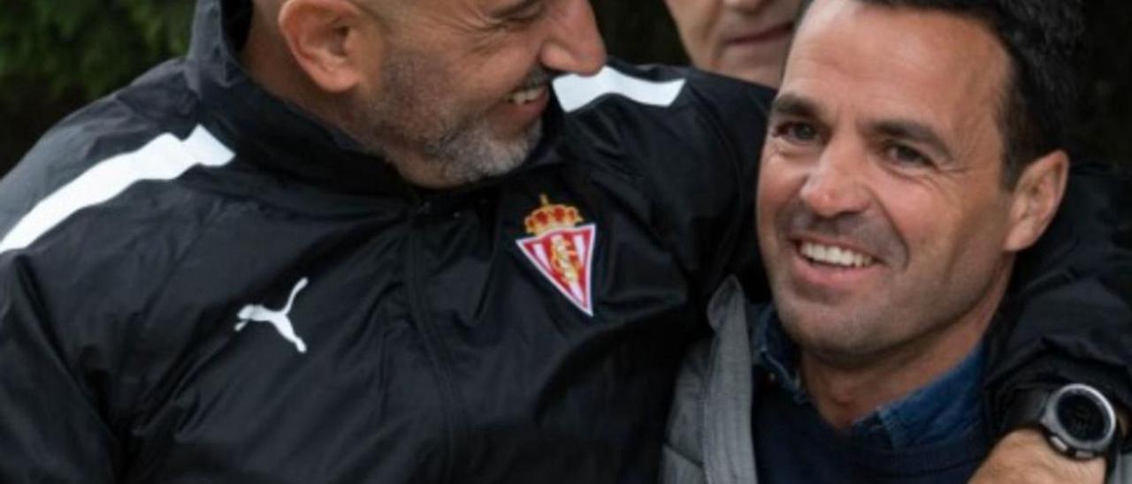 Abelardo abraza a Codina, delegado del Alavés, en la ciudad deportiva  vitoriana. | RSG