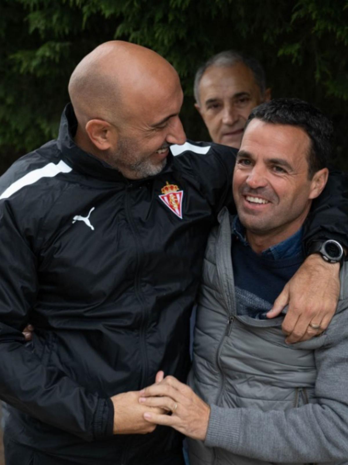 Abelardo abraza a Codina, delegado del Alavés, en la ciudad deportiva  vitoriana. | RSG