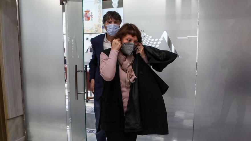 María Marín y Rafael Esteban, abandonando el pleno.