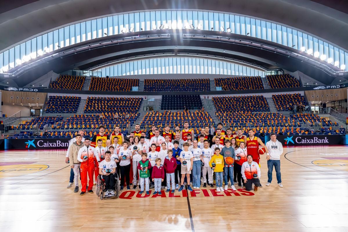 Foto de familia con los jugadores de la selección española de baloncesto