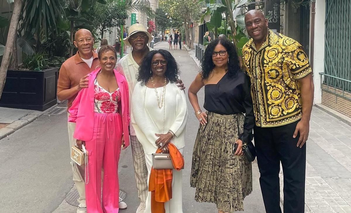 Magic, junto a su esposa y dos matrimonios más, en Barcelona