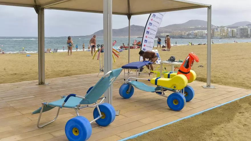Así son las máquinas para que nadie se quede sin bañarse en Las Canteras