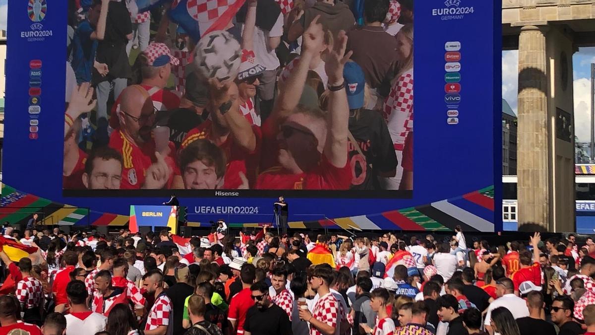 Hinchas españoles y croatas en Berlín.