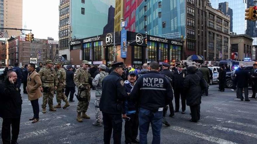 Despliegue de seguridad en el exterior de la terminal de autobuses de la Autoridad Portuaria de Nueva York. // Reuters