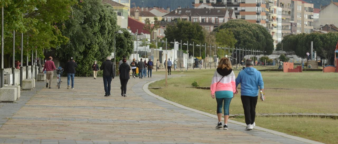 Vecinos de Vilagarcía caminan por el paseo marítimo