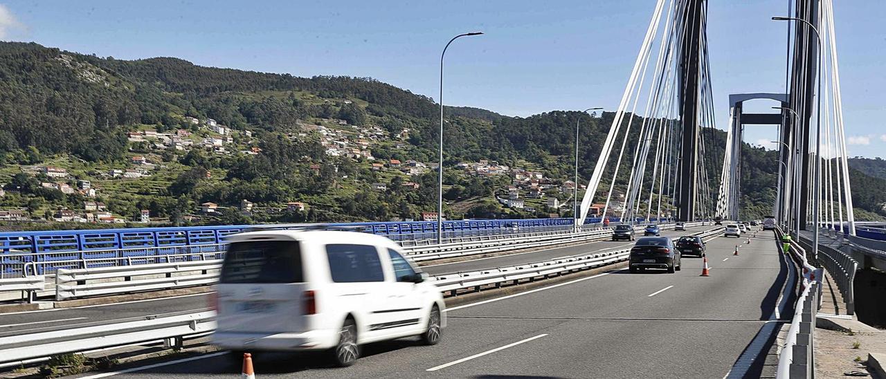 Plataforma central del puente de Rande, con el tráfico de Pontevedra desviado por el carril izquierdo. |   // PABLO HERNÁNDEZ