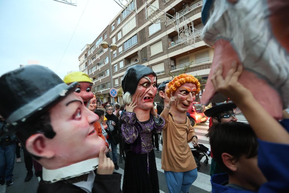 Llegan Lilí, El Lobo, El Ogro, la Serafina y el Ora Por Nobis. Es la Charamita. Es fiesta en Torrevieja