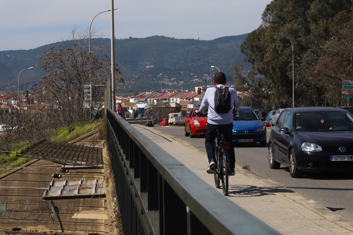 Un ciclista pasea sobre el paso elevado en la carretera de Palma del Río este lunes.