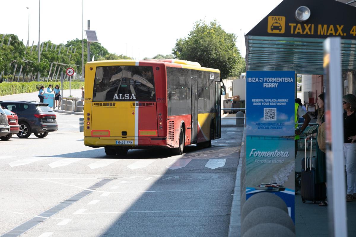 Un autobús de la línea de Ibiza al aeropuerto.
