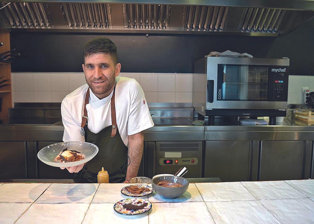 El chef Paco Villa mostrando uno de sus postres.