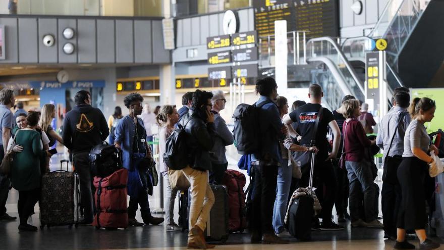 El aeropuerto de Manises afronta este fin de semana uno de los más concurridos del año.