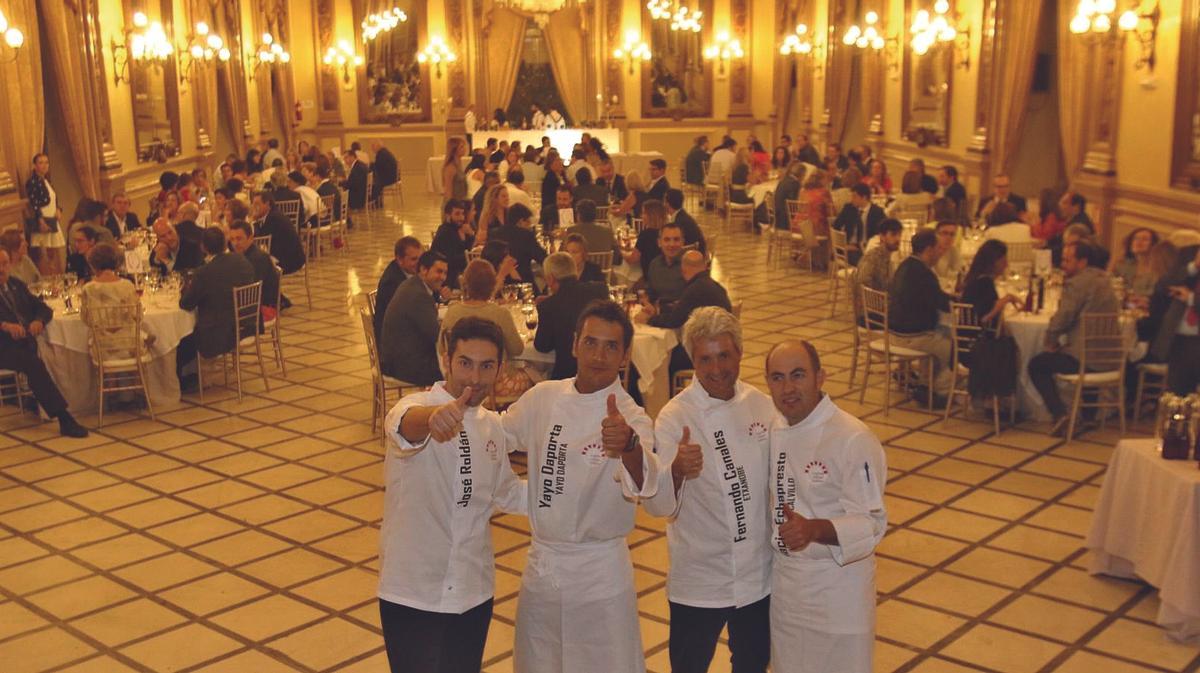 Algunos de los maestros de la cocina que participaron en la edición de 2025, junto al cordobés José Roldán.