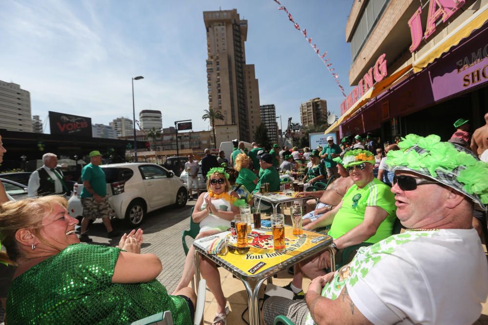 Cientos de turistas y vecinos celebran la fiesta nacional irlandesa y tiñen las calles de verde