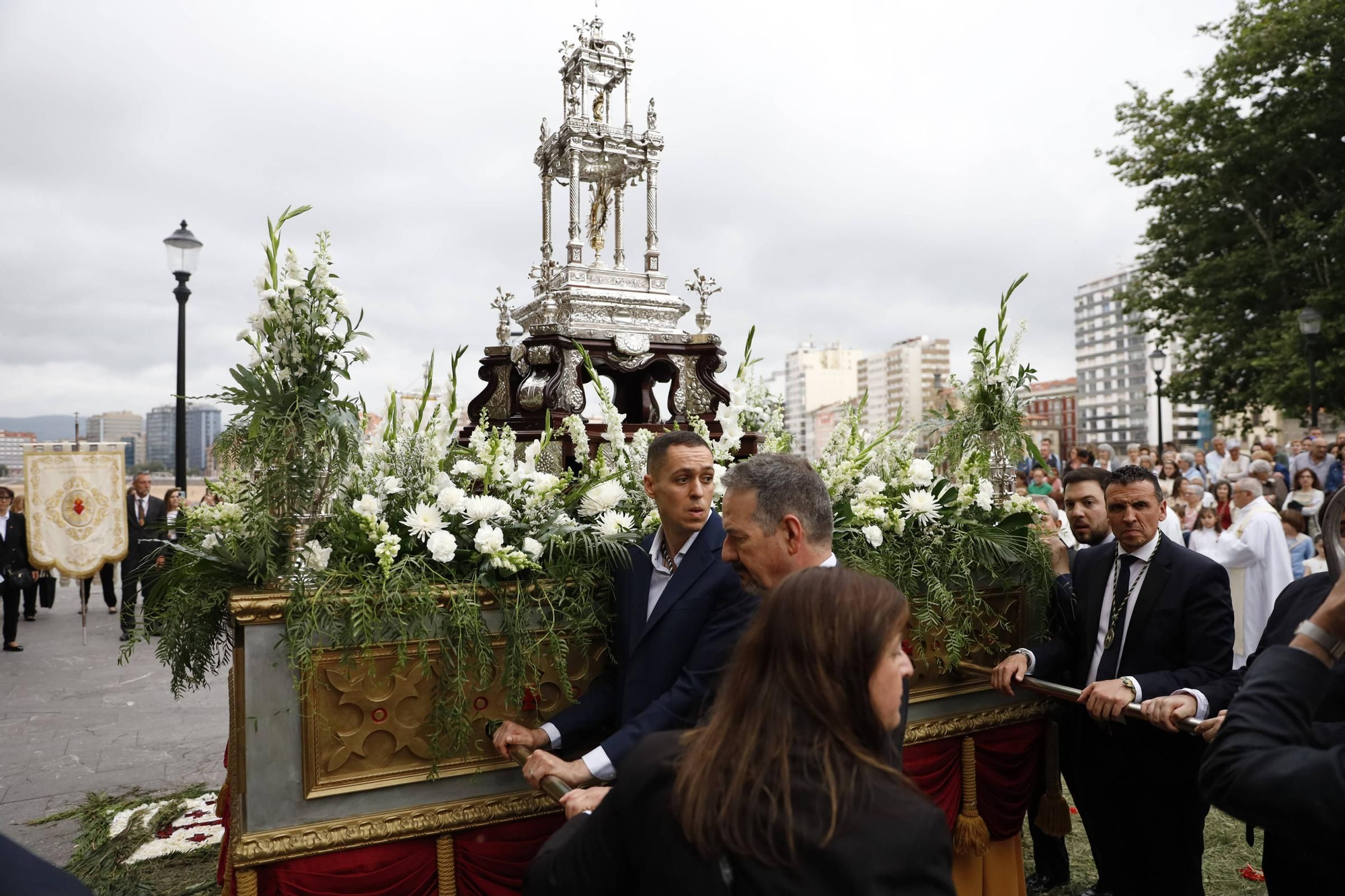 Pétalos, incienso, niños... así fue la procesión del Corpus Christi en Gijón (en imágenes)