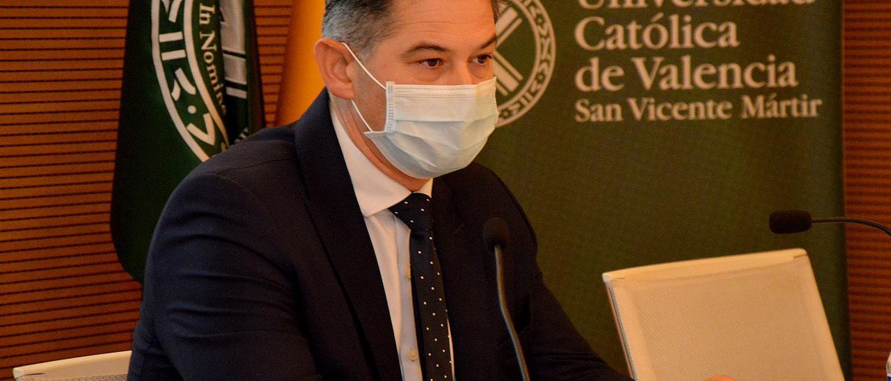 Tomás Hernández Villazala, durante la conferencia en la Universidad Católica de València.