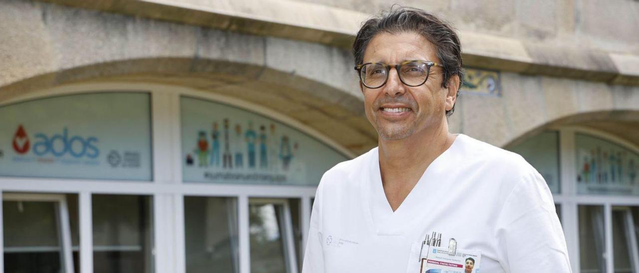 El doctor Vázquez Gallardo. Abajo, una chica con un vapeador.