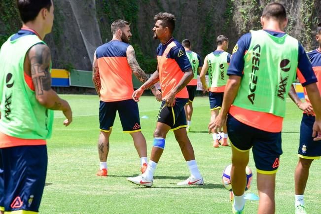 Entrenamiento de la UD Las Palmas en Barranco ...