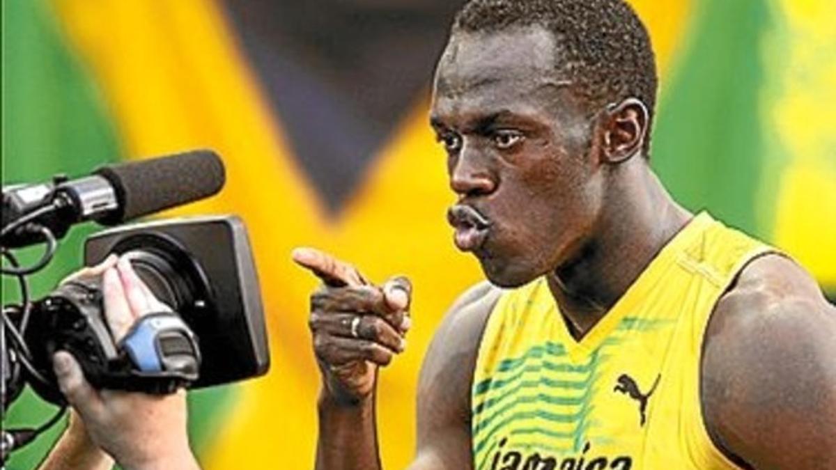 Usain Bolt bromea con una
Usain Bolt bromea con una cámara de televisión después de pulverizar su récord del mundo de los 100 metros, en Berlín.récord del mundo de los 100 metros, en Berlín.