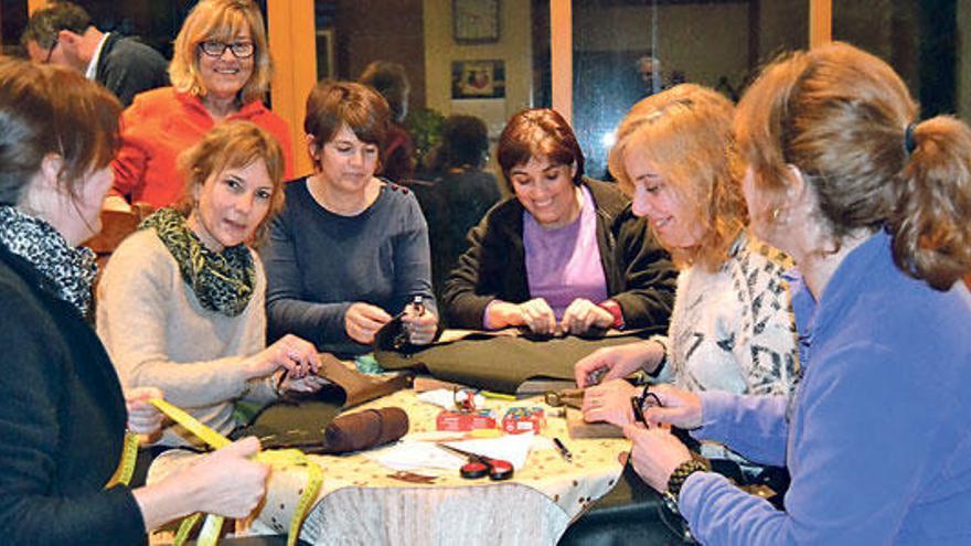 Las mujeres son las encargadas del vestuario. Siempre hecho de manera artesanal.